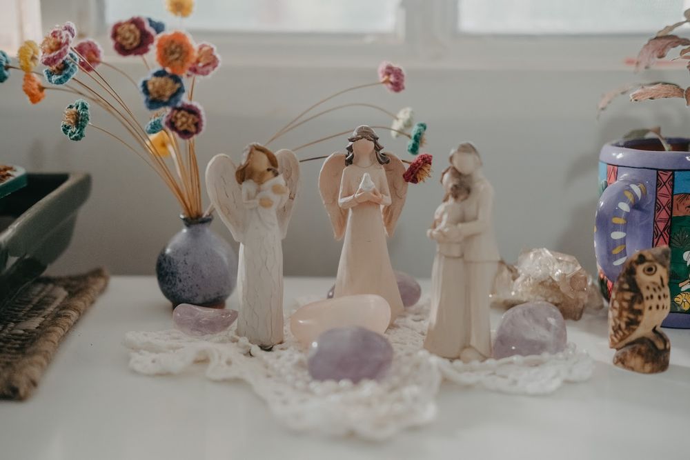 Altar do sagrado feminino, com anjos e cristais