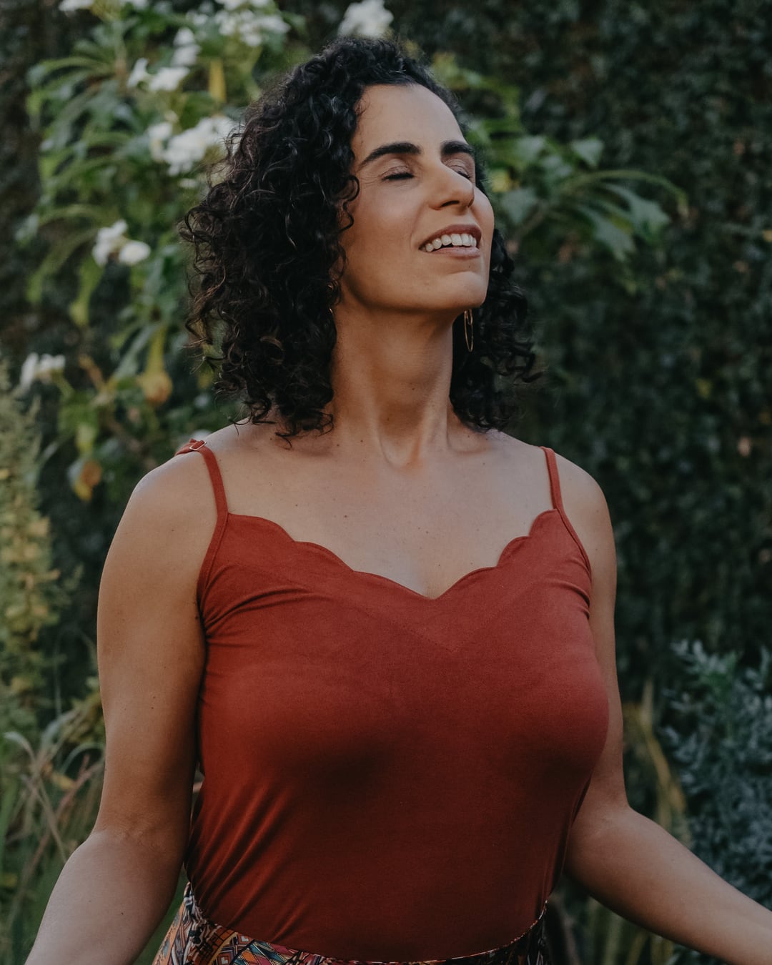 Lu Cerqueira em meditação, luz natural